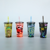 Prix de gros Cartoon Design lumière LED 600ml tasse en plastique avec paille et couvercle boisson gobelet en plastique avec couvercle et paille tasse froide