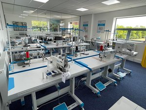 จักรเย็บผ้าอุตสาหกรรมความเร็วสูง A7 A6F A5E A2แจ็คแบบล๊อคสติทซ์ด้วยคอมพิวเตอร์มีอัตราส่วนซ้อนทับกันสูง - Product Image 3