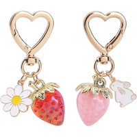 Service OEM : Porte-clés mignon en forme de fraise, nœud et cœur, breloque de sac en alliage de zinc, personnalisable avec votre marque, pour la décoration de sacs à main pour femmes, directement de l'usine.