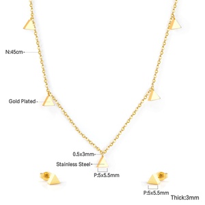 Ensemble de bijoux populaire : Collier et boucles d'oreilles en acier inoxydable plaqué or, style triangle géométrique exquis - Product Image 2