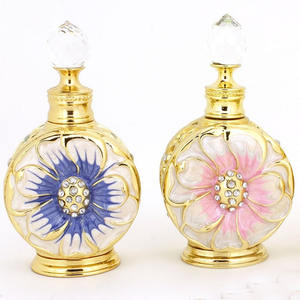 Flacon de parfum en verre en forme de cœur avec gravure de fleurs rétro - Product Image 4