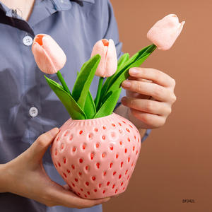 Jarrón de cerámica con forma de fresa, color rosa, con arreglo de tulipanes, decoración de mesa para el hogar, regalo DF2421 - Product Image 1