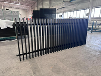 Panneaux de clôture en aluminium à lattes verticales noires avec finition résistante aux intempéries pour un design de cour moderne