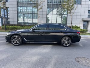 La <span class=keywords><strong>BMW</strong></span> <span class=keywords><strong>Série</strong></span> 5 530Li restylée <span class=keywords><strong>2022</strong></span> avec le pack M Sport est une voiture à essence professionnelle à un <span class=keywords><strong>prix</strong></span> d'exportation abordable - Product Image 5
