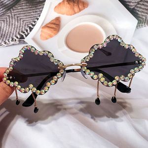 แว่นกันแดดคริสตัลไร้กรอบสีสันสดใสหรูหราพร้อมโลโก้สั่งทำพิเศษสำหรับผู้หญิง รูปทรงเมฆประดับเพชร - Product Image 4