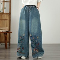 Nouvelles collections automne 2026 : Pantalon en jean ample et décontracté pour femme, taille élastique, broderie florale, bleu délavé, coupe large, chic et décontracté, grandes tailles, vente en gros.