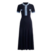 Robe midi en tricot blanc avec bordure contrastante bleue, détails boutonnés, manches longues, col en V, coupe trapèze, style décontracté, imprimé numérique, pour le printemps, naturel