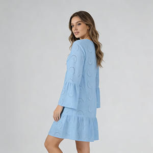 Robe décontractée mi-longue en maille bleu clair à col en V brodée, coupe ample, manches cloche et ourlet à volants pour femme grande taille - Product Image 4