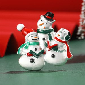 Broche de Navidad con diseño de familia de muñecos de nieve, con sombreros y bufandas esmaltados, para <span class=keywords><strong>abrigos</strong></span> y solapas festivos, 40x41mm, 6 colores - Product Image 1