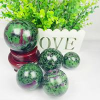 Rubis de boule de cristal de guérison spirituelle de pierre de cristal naturelle dans la sphère de Zoisite pour la décoration