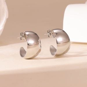 Pendientes de aro gruesos de alta moda para mujer al por mayor, chapados en oro, joyería que no se deslustra para fiestas a la moda - Product Image 2
