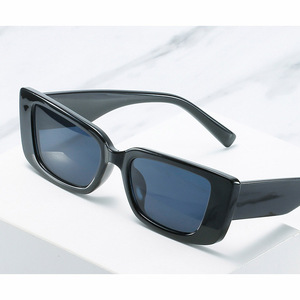 แว่นกันแดดซันเวย์ทรงสี่เหลี่ยมเล็ก กรอบไล่เฉดสี รับทำโลโก้ ขายส่ง แฟชั่นสำหรับผู้หญิง - Product Image 2