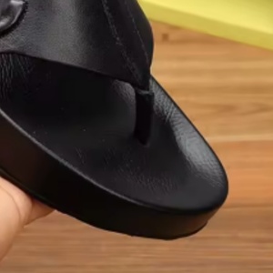 Vente en gros de tongs noires de luxe de haute qualité, à la mode, semelles souples, légères, antidérapantes, offrant un confort optimal pour l'extérieur - Product Image 3