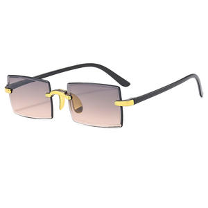 Gafas de Sol Cuadradas sin Montura, UV400, Ligeras, de PC, con Degradado Dorado y Bordes con Corte de Diamante en Azul/Rosa, Unisex - Product Image 3