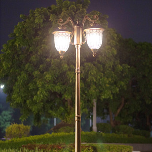 Lampe solaire de jardin, lampadaire extérieur, lampadaire LED avec capteur de mouvement, résistant à l'eau IP65, lumière blanche chaude 3500K, en fer, garantie 10 ans - Product Image 4