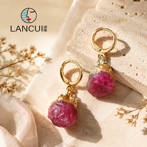 Pendientes Colgantes de Piedra Natural Multicolor con Aro Articulado y Detalle de Oro, Mezcla de Colores, Par de Pendientes de Piedra de Nacimiento, Joyería del Mes de Nacimiento - Product Image 2