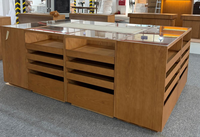 Vitrine autoportante moderne en bois cannelé avec éclairage LED, écologique, durable, à étagères à niveaux, avec serrure à clé, pour usage en centre commercial