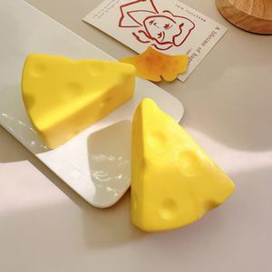 Le même style de jouet anti-stress en forme de fromage triangulaire, doux et mou, à ressort lent, amusant à pincer, simulation alimentaire. - Product Image 2