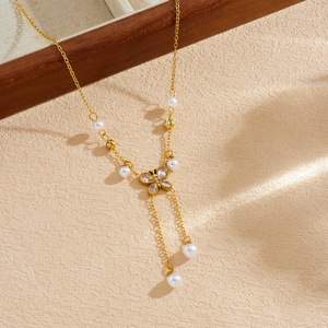 תליון בצורת קשת משובץ יהלומים עם פנינה מלאכותית, שרשרת גדילים משובצת זירקון, שרשרת נירוסטה - Product Image 4