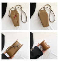 Bolso Bandolera Gótico Personalizado con Forma de Ataúd, Logotipo Bordado, Patrón de Halloween, Bolso Tipo Sling
