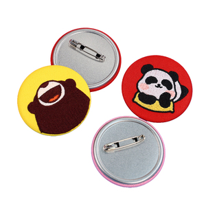 Insignias de hojalata bordadas con dibujos animados personalizados con pasador de seguridad Botón de hojalata de metal con logotipo personalizado para regalo de accesorios de moda - Product Image 1