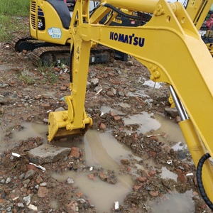 Miniexcavadora sobre orugas Komatsu PC18MR de Japón, compacta y potente de segunda mano con motor central y bomba para espacios reducidos - Product Image 3