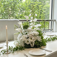 Maßgefertigtes Handgemachtes Weiß-Grünes Minimalistisches Seiden-Blumen-Tischgesteck Künstliche Rosen- und Calla-Lilien-Arrangement für Hochzeiten und Feiern