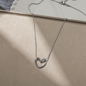 Collier populaire en acier inoxydable plaqué or 18 carats, anti-ternissement, avec pendentif cœur creux et chaîne à maillons, couleur argent/or pour femme - Product Image 4