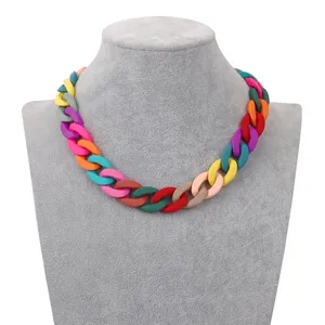 Vente en gros de chaîne acrylique en plastique couleur bonbon pour collier à maillons avec sangle de sac collier acrylique personnalisé