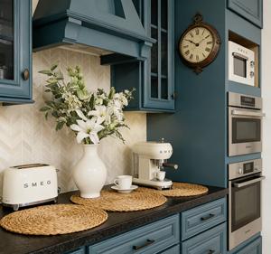 Gabinetes de Cocina de Madera Maciza de Estilo Clásico de Lujo con Acabado Verde Azulado, Encimera de Mármol y Electrodomésticos Integrados - Product Image 2