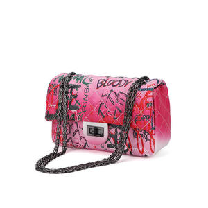 Bolsos de Hombro para Mujer de Alta Calidad al por Mayor 2025, Bolso de Mano con Graffiti Pintado Colorido, Conjunto de Bolso y Sandalias de Moda con Cadenas de Perlas de PU - Product Image 1