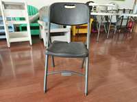 Chaise pliante noire portable en plastique moderne pour les événements intérieurs et extérieurs Party