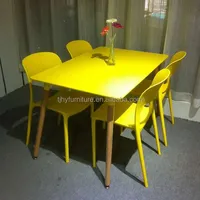 Ensemble table et chaises de salle à manger modernes et contemporaines en plastique PP, finition marbrée, pour hôpital, école, maison, mobilier confortable pour la salle à manger