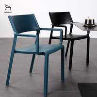 Chaise de salle à manger moderne en plastique avec dossier creux pour restaurants et hôtels (vente en gros)