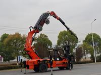 Chariot élévateur arrière de 50 tonnes avec capacité de grue arrière robuste, rotation à 360 degrés et flèche de levage multifonctionnelle.