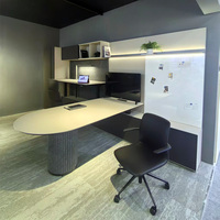 Bureau moderne en L réglable en hauteur avec tableau blanc, armoire murale et panneau de séparation pour espace de travail de direction