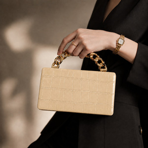 Pochette de soirée vintage en PU uni pour femme avec chaîne dorée, fermeture à clip, capacité 1-1,9L, sac à main de luxe pour mariage et fête, mode élégante - Product Image 3