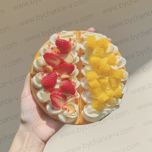 Elegante Modelo de Muestra de Waffle Artificial de Fresa y Crema de Galletas para Fotografía de Autoportretos y Estilismo Culinario - Product Image 6