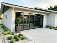 Porte de garage moderne en alliage d'aluminium avec panneau en verre trempé, vue complète, porte de garage en verre givré