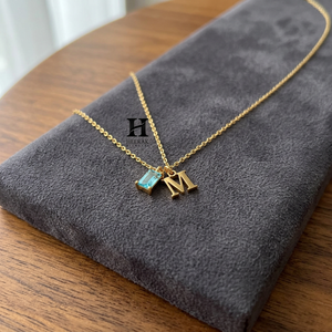 Collier personnalisé avec initiale en or et pendentif en pierre précieuse taille émeraude - Fabricant de bijoux fins sur mesure - Product Image 1