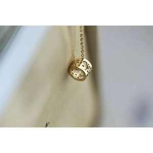 Vente en gros Pendentif en nid d'abeille en or 9 carats Design ajouré européen et américain moderne classique pour la fête KJ294 - Product Image 5