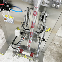 Machine de remplissage et de scellage de sachets de sauce liquide verticale automatique de sachets de ketchup pour bonbons et chocolat