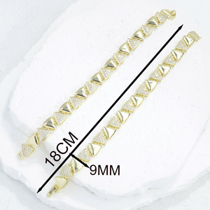 Bracciale Tennis Hawaiano Personalizzato da 18 cm in Oro 14k, con Zirconia Cubica Triangolare, per Donna e Uomo - Product Image 2