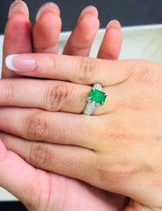 แหวนค็อกเทลทองคำขาว 9KT ประดับมรกตเพาะเลี้ยงในห้องปฏิบัติการและเพชรแบบฝังกรงเล็บ - Product Image 2