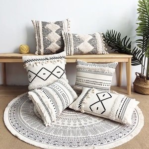 Funda de Cojín Capitoné de Estilo Escandinavo Simple y Moderno con Patrón Geométrico de Forma Cuadrada para el Hogar para AMZ e Instagram Lista para Entrega - Product Image 1