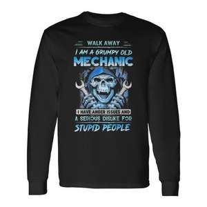 Camiseta de manga larga con estampado de calavera y llaves inglesas para mecánicos y entusiastas de los coches, con la inscripción 'I Am A Grumpy Old Mechanic' - Product Image 1