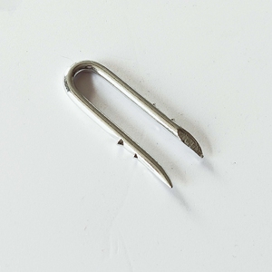 Clous en <span class=keywords><strong>U</strong></span> à pointe barbelée en acier zingué poli de classe 4 pour clôture de ferme - Product Image 4