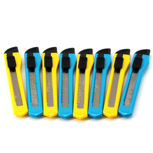 Deli Utility Knife 130mm Plastic Handle Stainless Steel Blade For Paper Cutting And Wallpaper Trim Blue And Yellow - Product Image 4