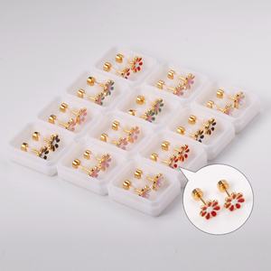 Boucles d'oreilles clous tendance en acier inoxydable plaqué or 18 carats, hypoallergéniques, motif fleur colorée, vente en gros personnalisée - Product Image 4