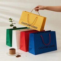Sacs en papier carton personnalisables avec logo, qualité supérieure, directement de l'usine, pour le shopping, les vêtements et les cadeaux.